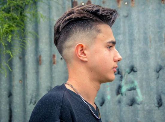 fryzura męska pompadour